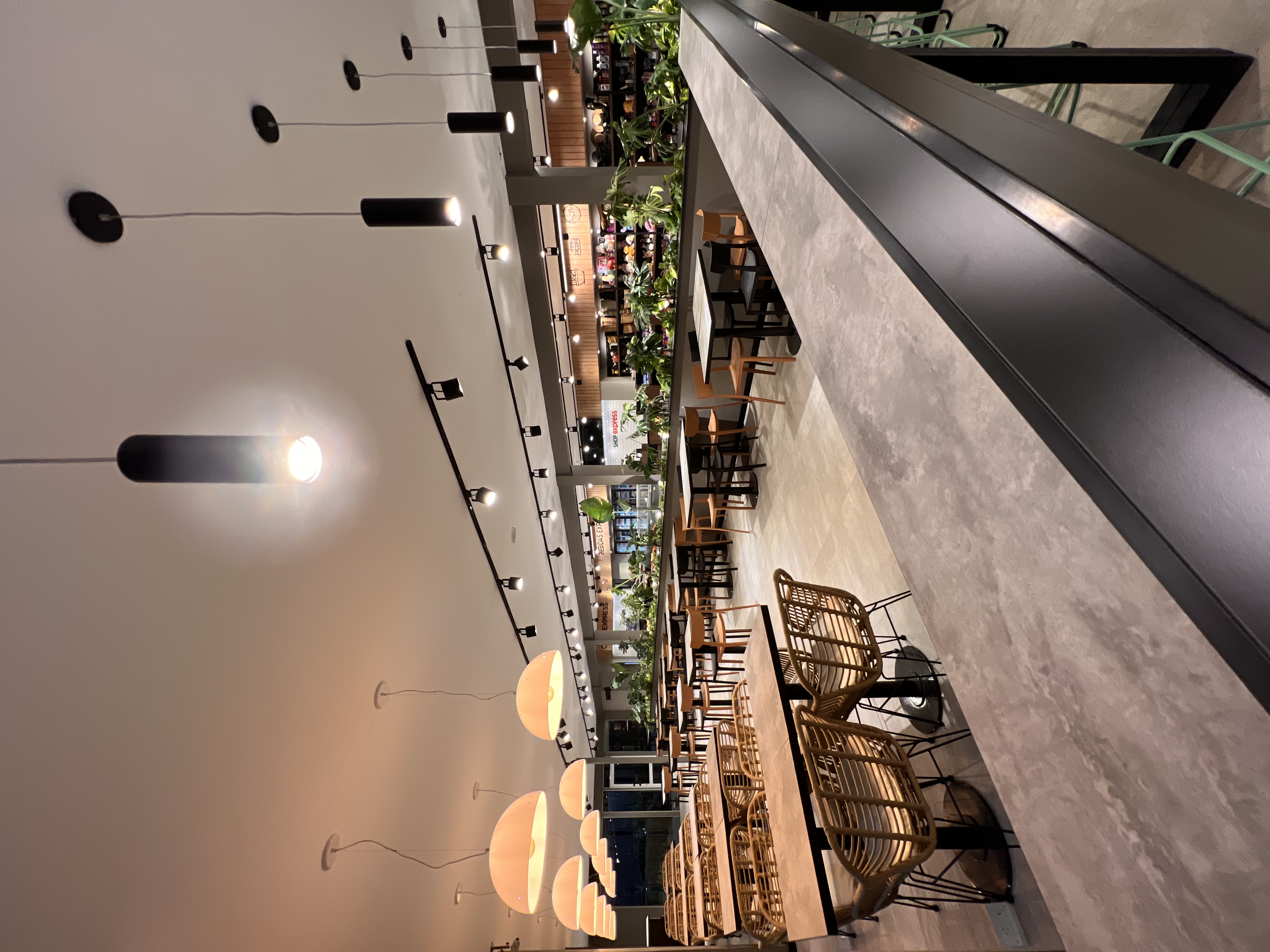 Tienda completa terminada por Kamak: salón gastronómico, góndolas e imagen de marca
