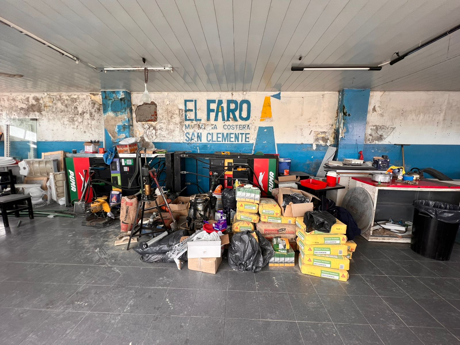 Antes: local El Faro de San Clemente en obra, con surtidores y materiales