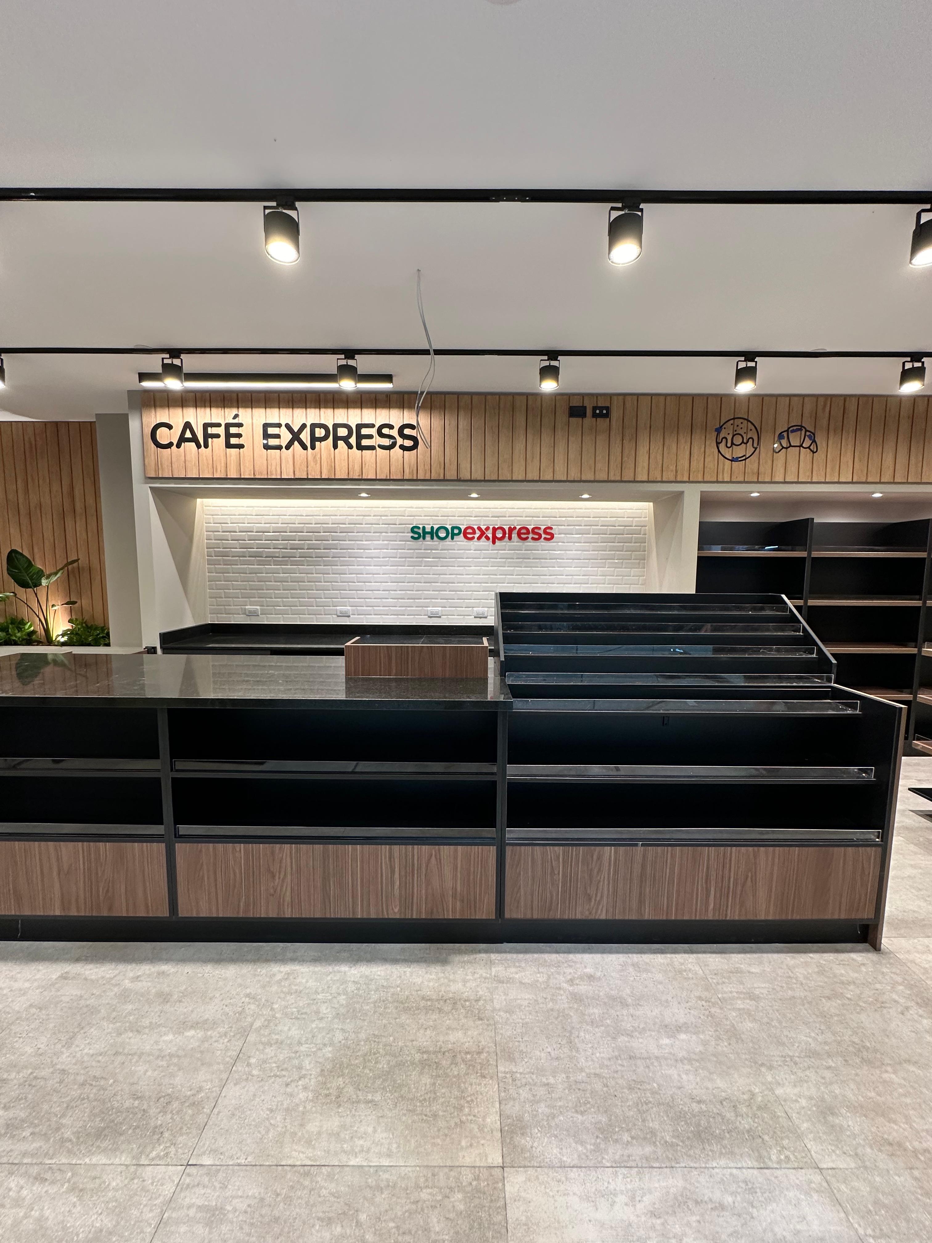Después: tienda Shop Express terminada con mostradores Café Express
